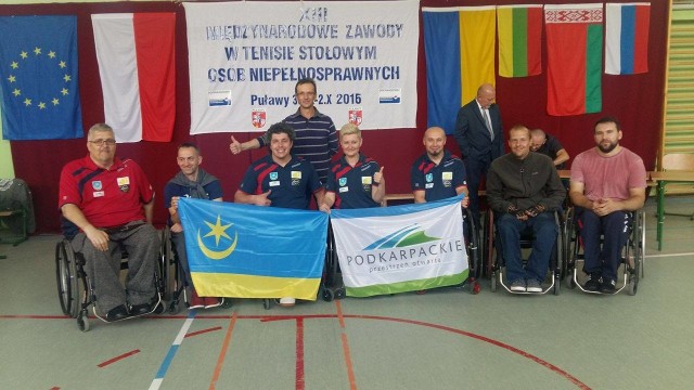 Ekipa Integracyjnego Klubu Sportowego Jezioro Tarnobrzeg uczestnicząca w turnieju w Puławach.