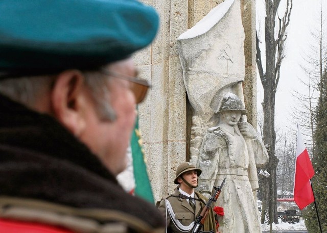 Pomnik czerwonoarmistów spod Barbakanu trafił na cmentarz Rakowicki