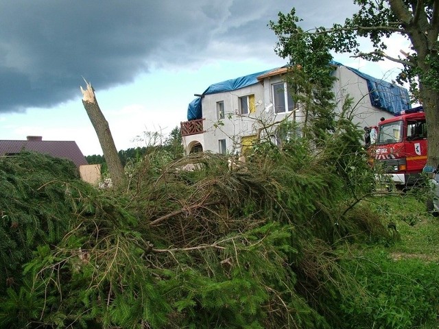 Trąba powietrzna zniszczyła im domy. Mieszkańcy m.in. Zdrojów czekają na pomoc, sami nie są w stanie wszystkiego odbudować.