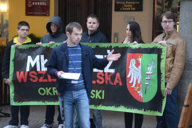 Krystian Pacholik  z Młodzieży Wszechpolskiej i grupa protestujących.