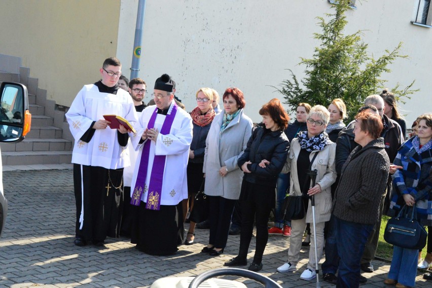 Uroczystość poświęcenia nowego samochodu do przewozu osób...