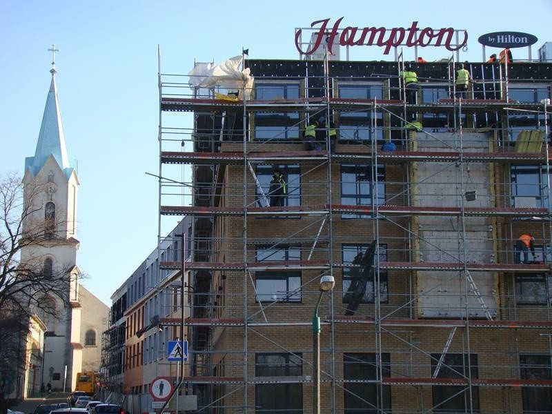 Oświęcim. Na dachu nowego hotelu Hampton by Hilton stanął już szyld