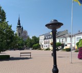 Na placu Bartosza Głowackiego w Tarnobrzegu woda tryska z... latarni