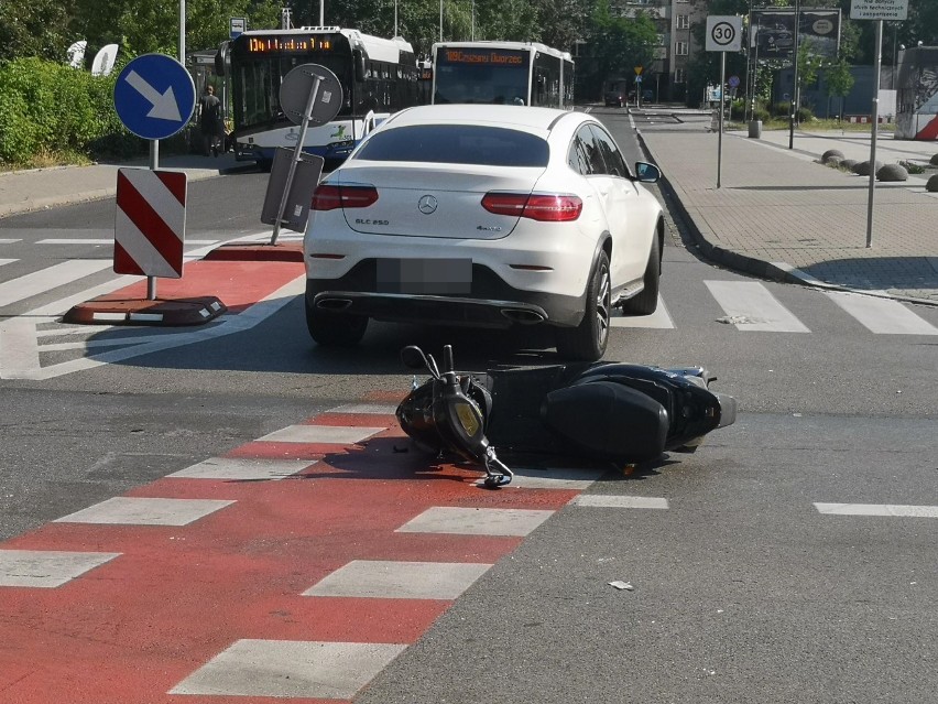 Kraków. Potrącenie skuterzysty na ul. Focha [ZDJĘCIA]