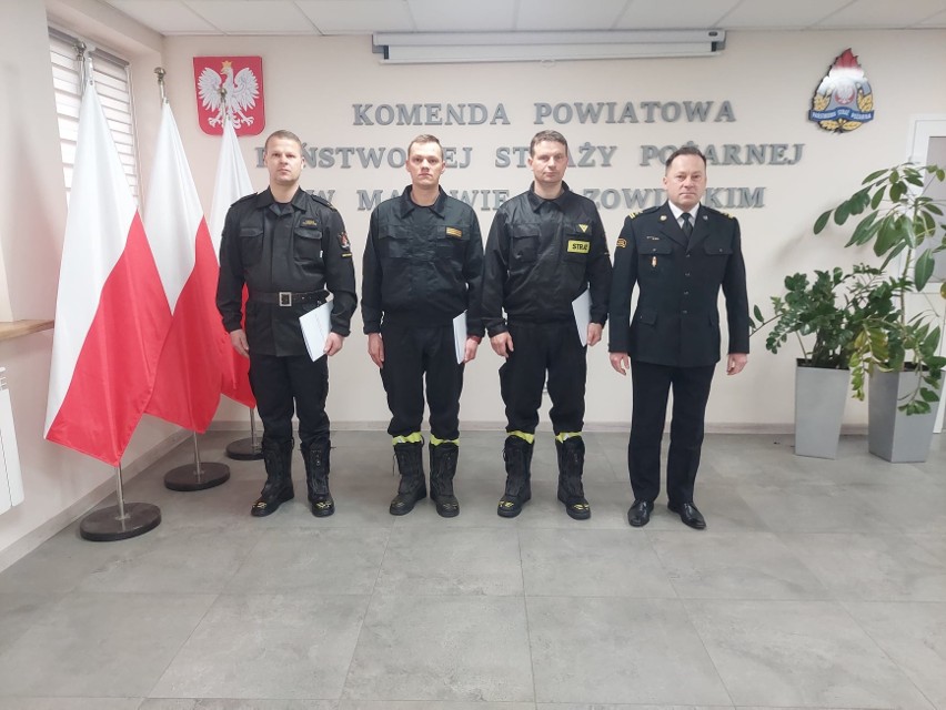 Nagrody dla strażaków z Makowa Mazowieckiego za wykonywanie zadań służbowych w ramach pomocy uchodźcom z Ukrainy. 28.04.2022
