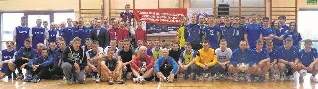 Pamiątkowe zdjęcie uczestników turnieju, który odbył się w Busku-Zdroju. Grały w nim dwie drużyny z naszego powiatu - siatkarze Gryfu Rytwiany i Integro Staszów.