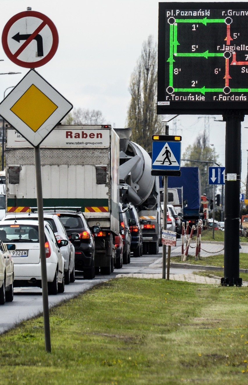 Codzienny widok - ruch na ulicy Kamiennej zamiera z powodu...