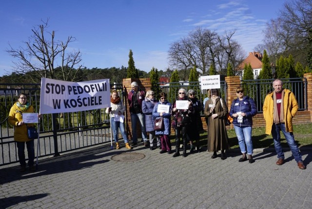 W marcu przed siedzibą Zakonu Chrystusowców w Puszczykowie odbyła się manifestacja osób domagających się wycofania kasacji w kontekście sprawy księdza Romana B.