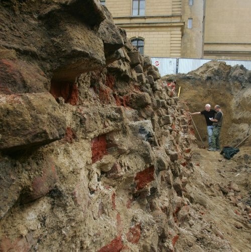 Na razie mur jest opisywany i inwentaryzowany przez archeologów. Pochodzi z XVIII wieku.
