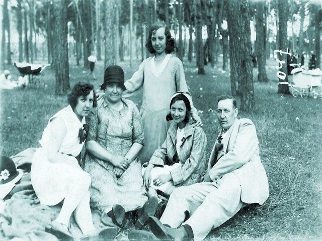 Państwo Marta i Feliks Szewsowie z rodziną na pikniku rodzinnym w Lasku Gdańskim, czyli dzisiejszem Myślęcinku w 1931 roku.