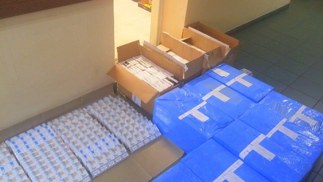 Papierosy przechwycone pod SolcemW aucie policjanci zabezpieczyli 130 tysięcy sztuk papierosów bez polskich znaków akcyzy.