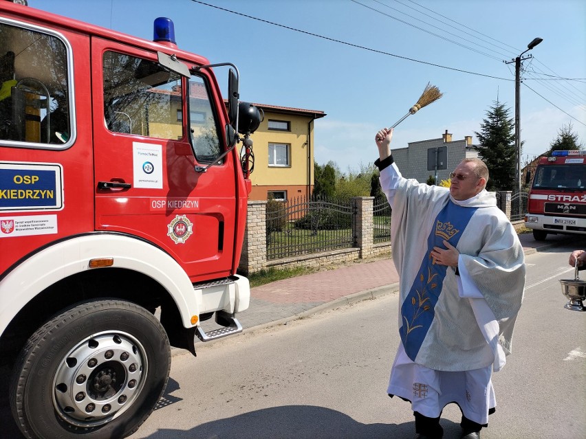 Ksiądz Marek Relidzyński poświęcił samochody ratownicze
