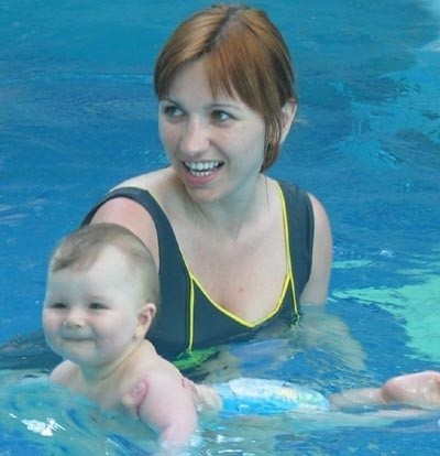 Alicja Błońska z 7-miesięczną córeczką Karoliną dojeżdżają do szkółki pływania z Głogowa.