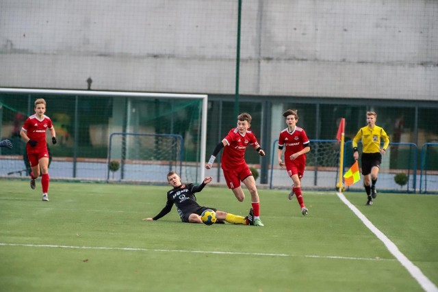 Akademia Piłkarska Junior Białystok (czerwone stroje) nie dała rady Widzewowi Łódź