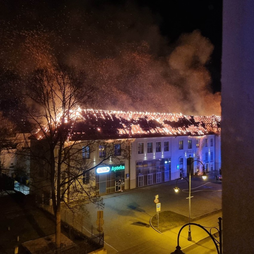 Ełk. Pożar galerii w centrum miasta! W płomieniach stanął dach parku handlowego przy ulicy Mickiewicza