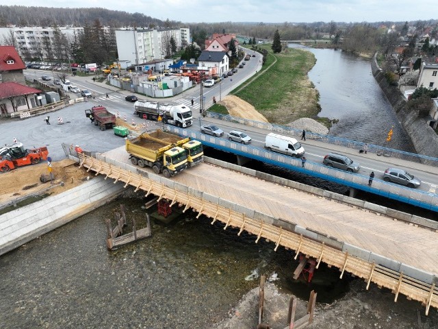 Próby obciążeniowe tymczasowego mostu na Białej Głuchołaskiej w Głuchołazach.