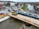 Przeprowadzono próby obciążeniowe mostu tymczasowego na Białej Głuchołaskiej w Głuchołazach