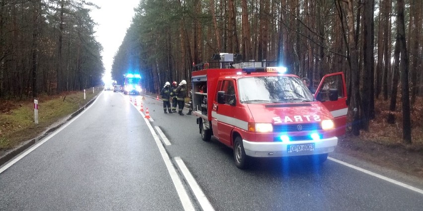 Wypadek na DK 45. Kobieta wjechała citroenem do rowu