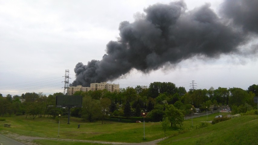 Pożar w Katowicach 13.05.2016. Pożar hali na ul. Żeliwnej