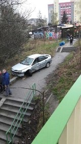 Bielsko-Biała: Renault laguna nie zmieścił się w wiadukcie i... runął w dół po schodach [ZDJĘCIA]