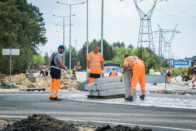 Powstałe w miejscu dotychczasowego skrzyżowania rondo  wkrótce zostanie ukończone.