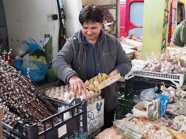 Ceny jajek przed Wielkanocą 2023 zdrożały bardzo. Ile trzeba zapłacić za jajka w Łodzi na rynkach i w supermarketach?