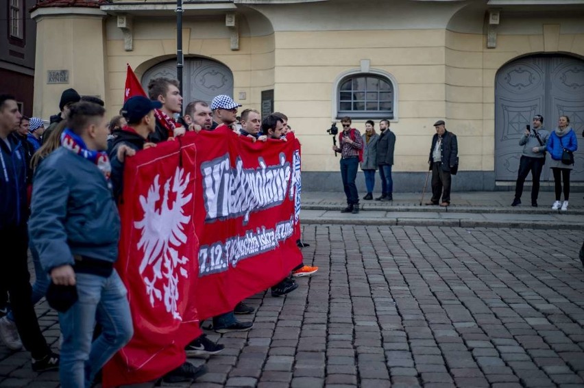 Kilkaset osób wzięło udział w Marszu Zwycięstwa, który w...