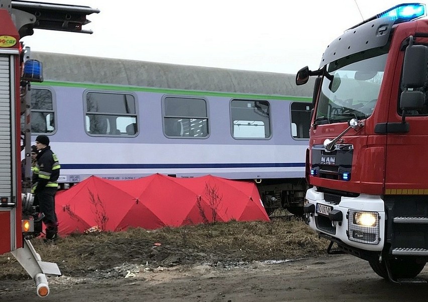 W Kętrzynie pociąg potrącił kobietę. W wypadku zginęła...