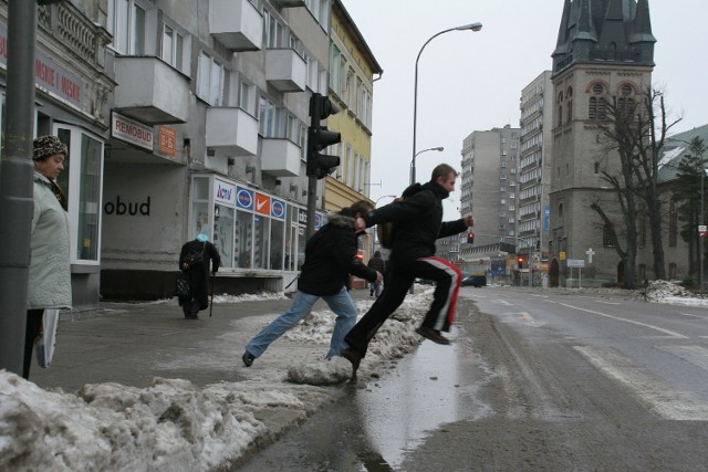 W Świnoujściu najgorzej jest na przejściach dla pieszych. Ludzie muszą omijać brudne hałdy śniegu. - Dziwię się dlaczego nikt nie chce się tym zająć - mówią Emil i Mateusz (na zdjęciu). - My możemy przeskoczyć, ale starsi ludzie szukają przejścia kilkanaście metrów dalej.