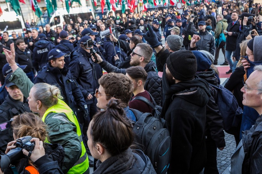 Marsz ONR w Warszawie [ZDJĘCIA] Narodowcy świętowali, Obywatele RP chcieli zablokować pochód