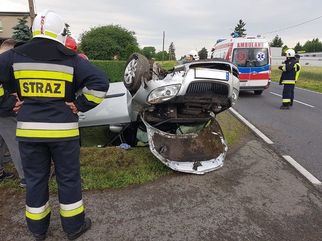 - Wezwanie otrzymaliśmy o godzinie 5.41. Na miejscu zastaliśmy samochód marki Skoda Fabia po dachowaniu. Jego kierowca został opatrzony - informuje nas dyżurny ze stanowiska dowodzenia Komendy Miejskiej Państwowej Straży Pożarnej w Bydgoszczy.Jak z kolei podają strażacy OSP KSRG Koronowo, ze wstępnych ustaleń wynika, że kierowca przysnął w trakcie jazdy.Potwierdza to policja.- Jak wstępnie ustalili policjanci, przyczyną kolizji było zaśnięcie kierującego, który zjechał do rowu, uszkodził znak i dachował. Kierujący był trzeźwy. Został ukarany mandatem - informuje nas asp. Piotr Duziak z zespołu prasowego KWP w Bydgoszczy. Oprócz zastępu straży z Bydgoszczy i Koronowa oraz policji, w akcji brał udział zespół ratownictwa medycznego.INFO Z POLSKI 22.06.2017 - przegląd najciekawszych informacji ostatnich dni w kraju