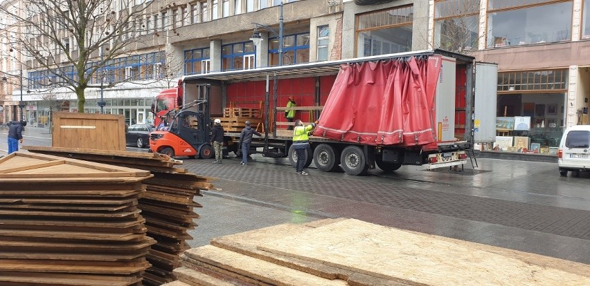 Jarmark Wielkanocny ponownie zawita na ul. Piotrkowską. Rozpoczął się montaż stoisk handlowych 