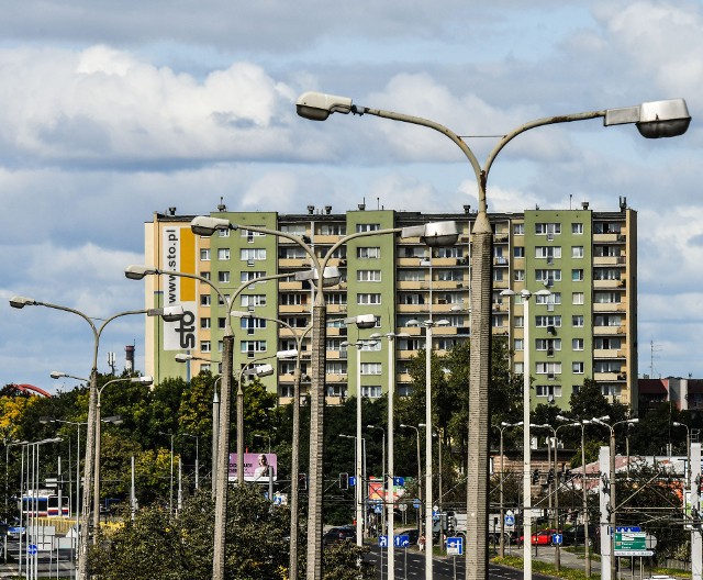 Władze polskich miast coraz częściej zaczynają myśleć o oszczędzaniu, głównie energii elektrycznej i wody. Warszawa wymienia wszystkie oprawy latarni ulicznych, Bydgoszcz myśli o stawianiu elektrowni fotowoltaicznych.