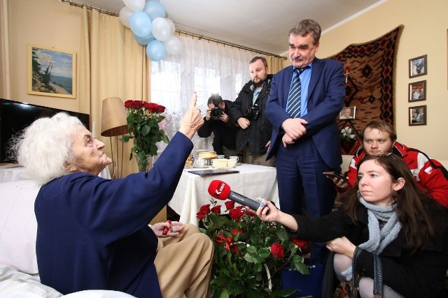 Panią Agatę Tomaszewską, która skończyła 100 lat, odwiedził w jej mieszkaniu prezydent Wojciech Lubawski. Życzył zdrowia i ponownego spotkania w przyszłym roku.