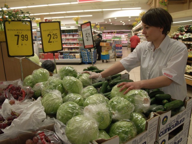 Z warzyw i owoców warto zwrócić uwagę na: sałatę lodową po 2,49 zł za sztukę, mandarynki - po 2,99 zł za kilogram.