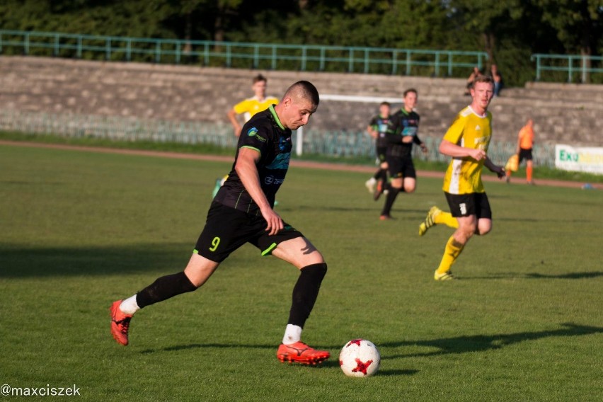 Pięć bramek i duże emocje w meczu czwartej ligi Staru Starachowice z Czarnymi Połaniec. Goście wygrali 3:2  [ZDJĘCIA]