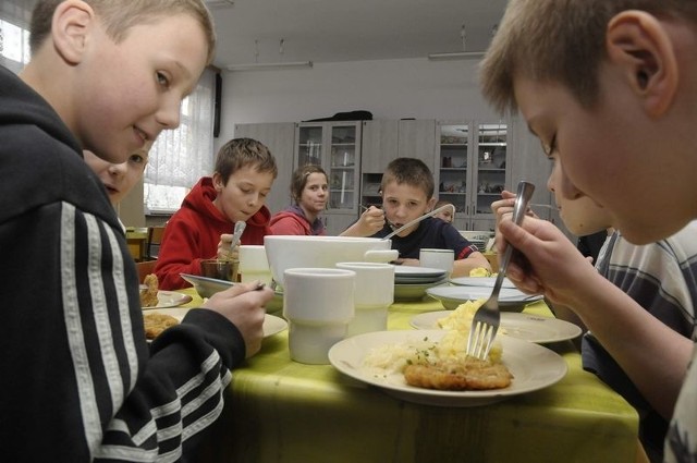 Dzieciom z SP nr 43 przy ul. Łowickiej szkolne obiady bardzo smakują