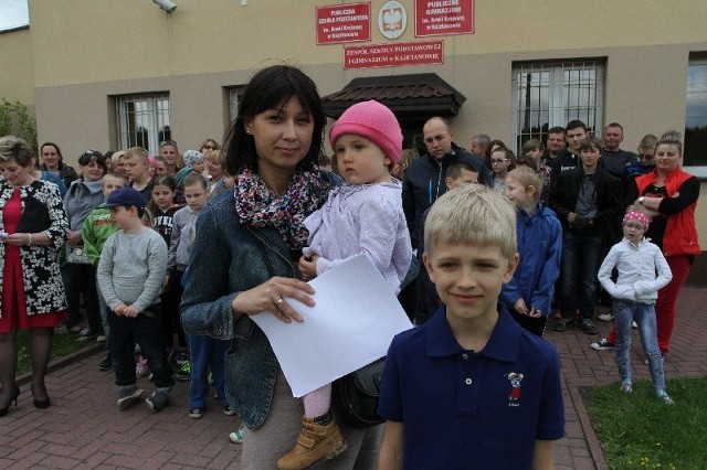 W piątek pod szkołę przyszło kilkadziesiąt osób, między innymi Katarzyna Adamczyk z córką Anią i synkiem Jankiem.  Wszyscy podkreślali, że  wysyłanie gimnazjalistów do Zagnańsku to barbarzyństwo.