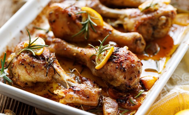 Pieczone pałki z kurczaka to w wielu domach popularne danie na odświętny obiad. Świetnie smakują z ulubioną surówką.