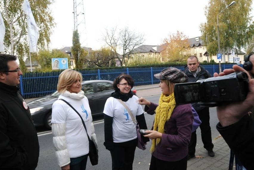 Protest zwolenników Janusza Palikota przed siedzibą Radia Maryja