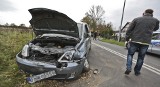 Wypadek w Zatoniu. Opel uderzył w ogromną maszynę rolniczą [ZDJĘCIA]