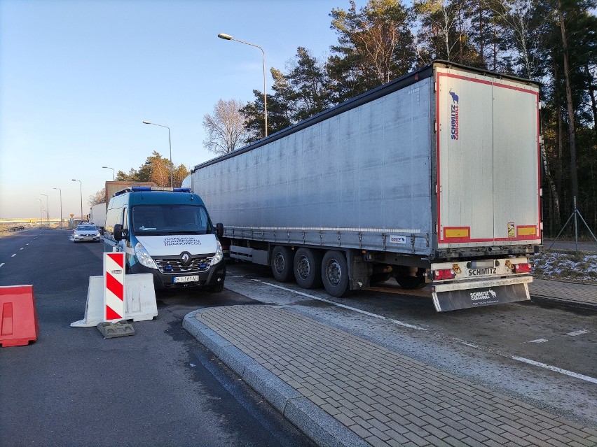 Jeżewo. Kierowca łotewskiej ciężarówki nie robił sobie...