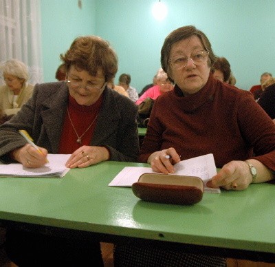 Janina Kozak i Krystyna Janik z żagańskiego Uniwersytetu Trzeciego Wieku przygotowują się do lekcji języka niemieckiego 