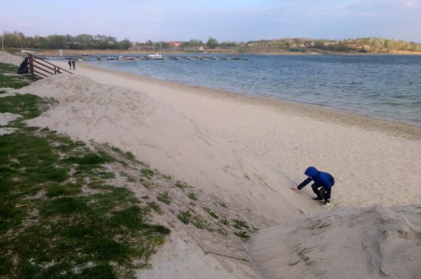 Dowieźli piach nad Jezioro Tarnobrzeskie. Sezon rusza 1 maja