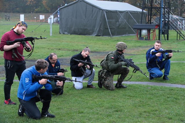 Jesienią ubiegłego roku Ministerstwo Obrony Narodowej i Wojsko Polskie organizowało dla chętnych, dorosłych Polaków bezpłatne, jednodniowe szkolenia pod hasłem „Trenuj z wojskiem”. Teraz armia zachęca do udziału w nowym, dwuetapowym projekcie "Trenuj jak żołnierz"