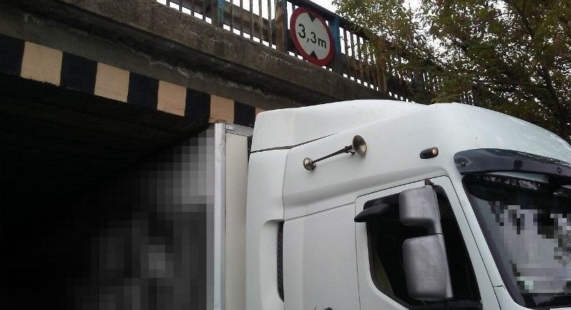.Kierowca ciężarówki zaklinował się pod mostem ZDJĘCIA Okazało się, że to najmniejsze z wykroczeń