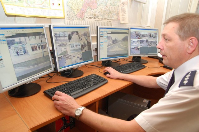 Tak dyżurny policji oglądał obraz z monitoringu.