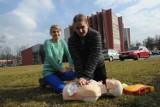 Studenci PMWSZ w Opolu uczyli nauczycieli, jak korzystać z defibrylatorów