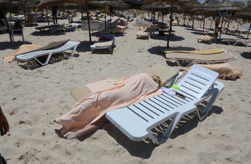 Ciało turysty po ataku terrorystycznym w Tunezji