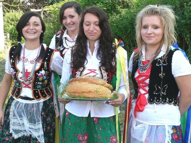 Dożynkowy bochen chleba prezentują urodziwe krakowianki: Weronika, Ilona, Sylwia i Maria.